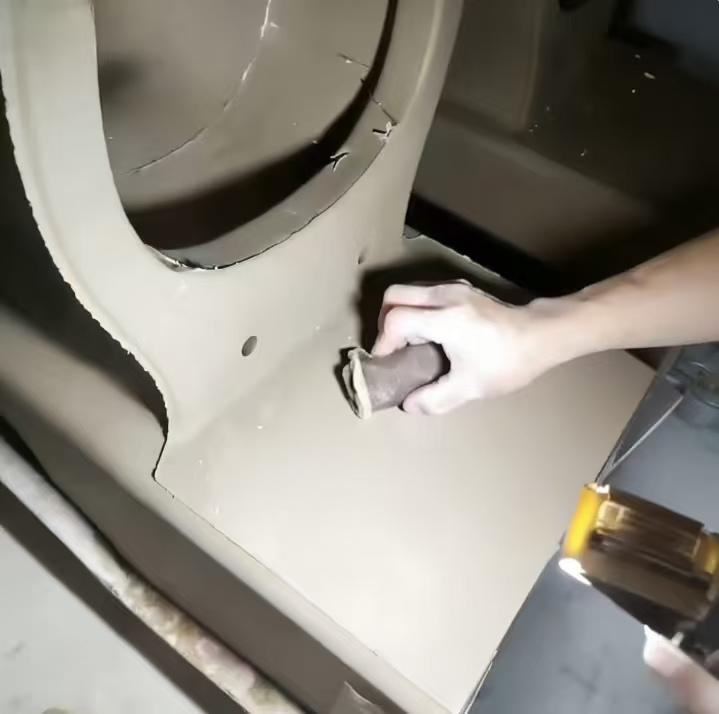 砂纸研磨马桶现场