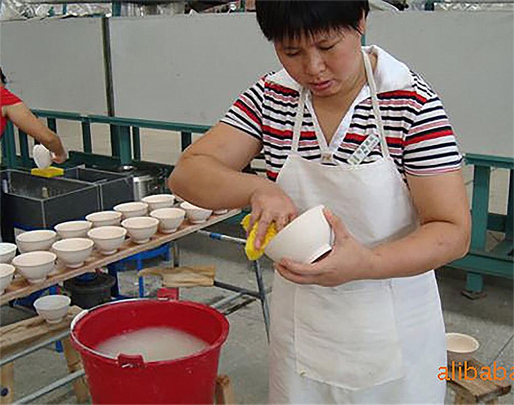 陶瓷厂海绵擦洗作业现场